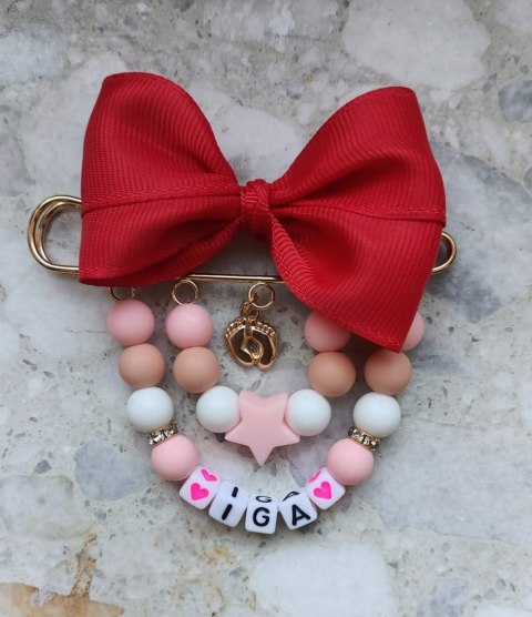 BROSZKA DO WÓZKA z czerwoną kokardką dla dziewczynki imię