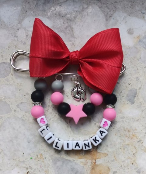 BROSZKA DO WÓZKA z czerwoną kokardką dla dziewczynki różowa