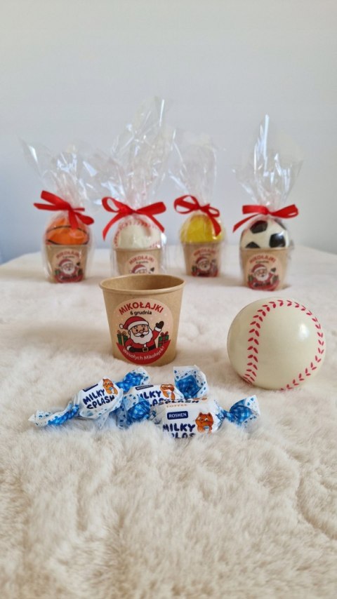 UPOMINEK NA MIKOŁAJKI PREZENT KUBECZEK Z PIŁKĄ ANTYSTRESOWĄ I 3 CUKIERKAMI