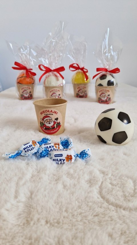UPOMINEK PREZENT NA MIKOŁAJKI KUBECZEK Z PIŁKĄ ANTYSTRESOWĄ I 3 CUKIERKAMI