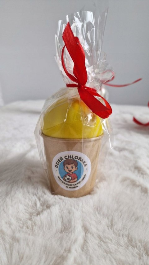 UPOMINKI NA DZIEŃ CHŁOPAKA KUBECZKI Z PIŁKĄ ANTYSTRESOWĄ I 3 CUKIERKAMI