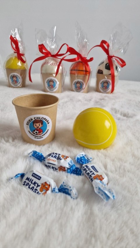 UPOMINKI NA DZIEŃ CHŁOPAKA KUBECZKI Z PIŁKĄ ANTYSTRESOWĄ I 3 CUKIERKAMI