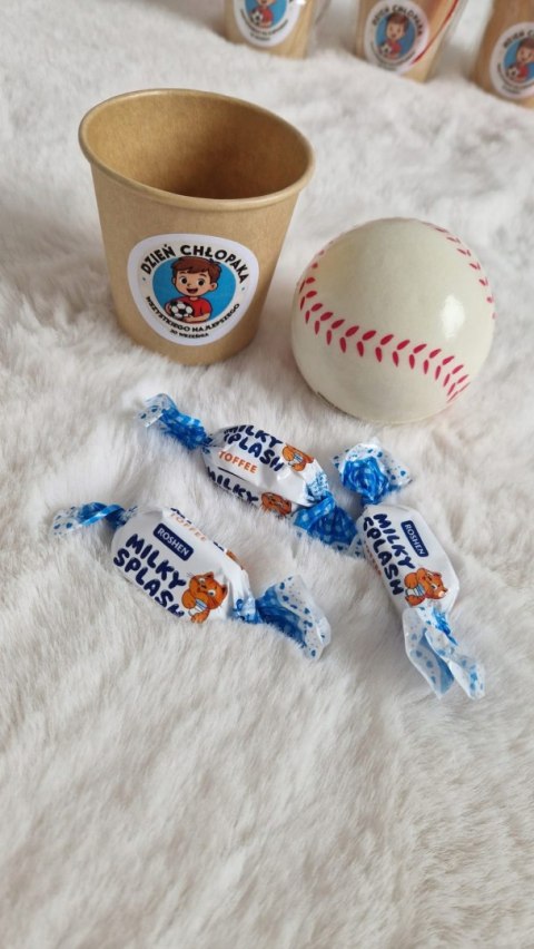 UPOMINKI NA DZIEŃ CHŁOPAKA KUBECZKI Z PIŁKĄ ANTYSTRESOWĄ I 3 CUKIERKAMI