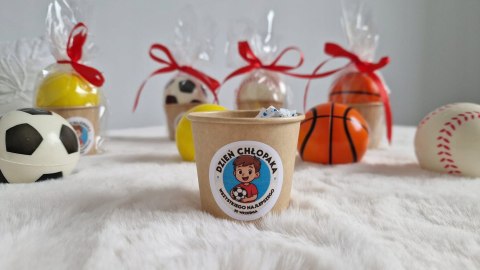 UPOMINKI NA DZIEŃ CHŁOPAKA KUBECZKI Z PIŁKĄ ANTYSTRESOWĄ I 3 CUKIERKAMI