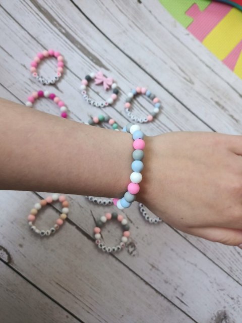 BRANSOLETKA Z KORALIKÓW SILIKONOWYCH Z ZAWIESZKĄ I KOKARDKĄ DLA DZIECKA 4