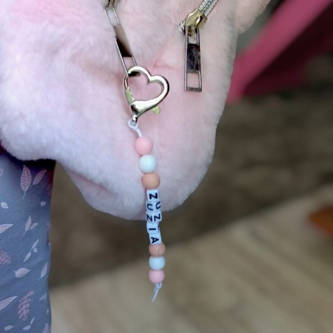 BRELOK Z KORALIKÓW SILIKONOWYCH Z IMIENIEM PROSTY MAŁY Z ZAPIĘCIEM SERCE 1