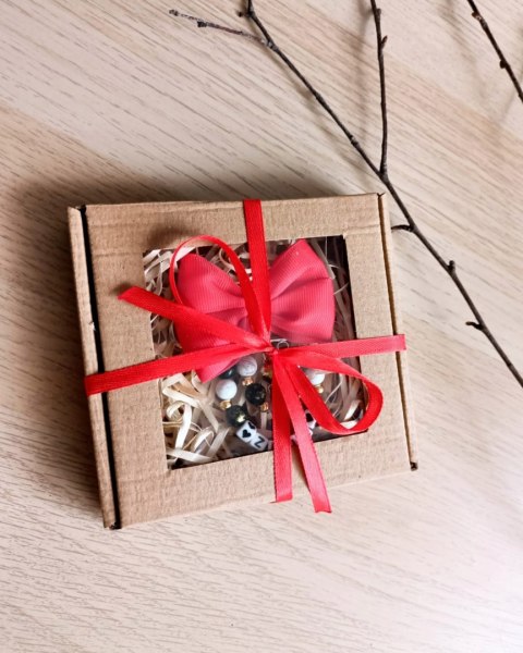 BRELOK Z KORALIKÓW SILIKONOWYCH Z IMIENIEM PROSTY MAŁY Z ZAPIĘCIEM SERCE 1