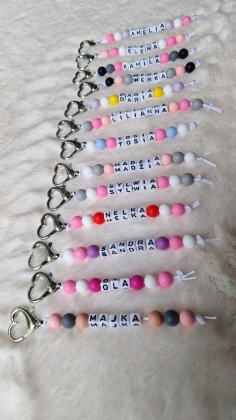 BRELOK Z KORALIKÓW SILIKONOWYCH Z IMIENIEM PROSTY MAŁY Z ZAPIĘCIEM SERCE 3
