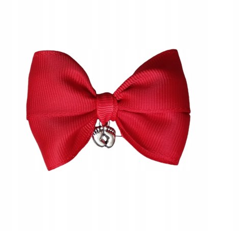Czerwona kokardka na agrafce ze stópkami do wózka