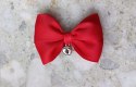 Czerwona kokardka na agrafce ze stópkami do wózka