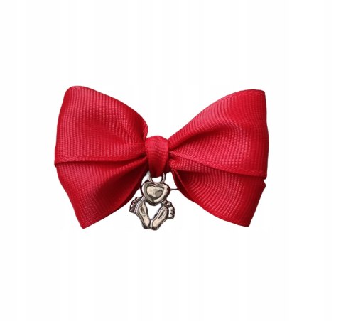 Czerwona kokardka na agrafce ze stopkami i sercem do wózka