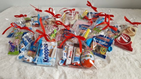 UPOMINEK PREZENT SŁODYCZE KINDER DLA DZIECI BALON PRZEDSZKOLE