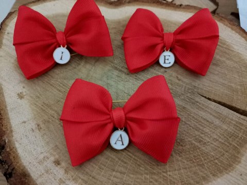 BROSZA DO WÓZKA KOKARDA czerwona kokardka Z LITERKĄ O