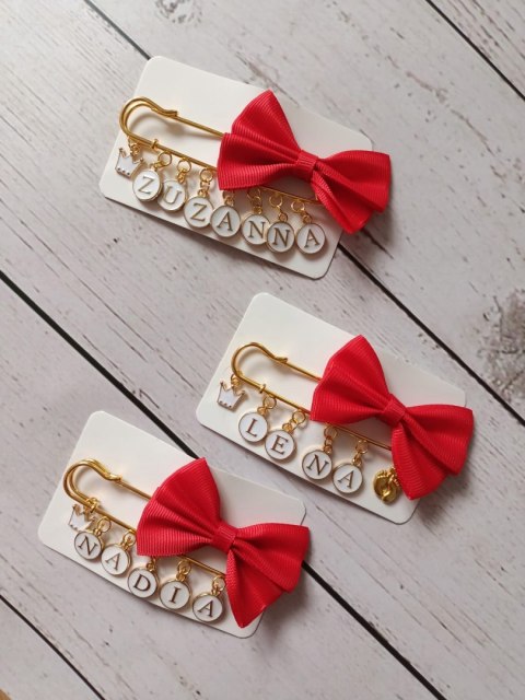 Broszka do wózka agrafka z imieniem kokarda czerwona