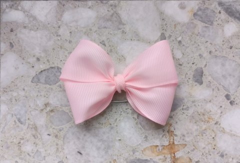 Różowa kokardka do wózka na agrafce