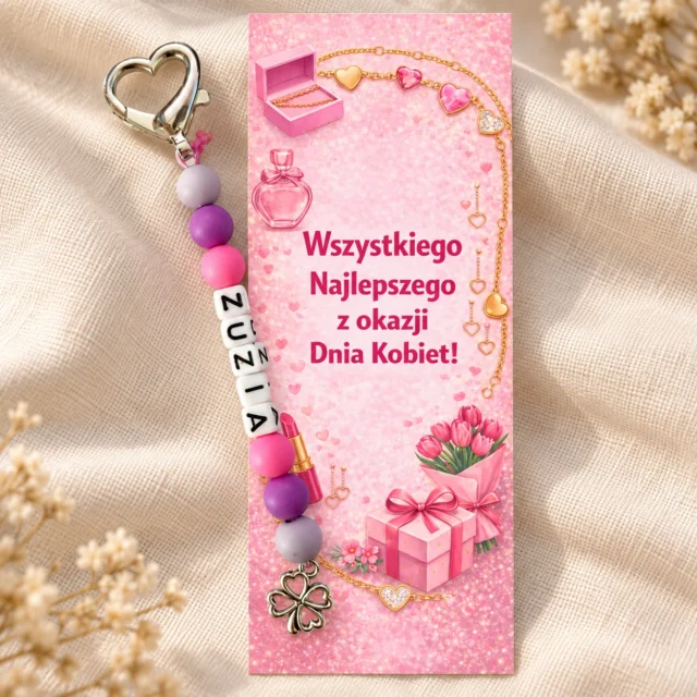 Brelok z imieniem na Dzień Kobiet — róż i fiolet z koniczynką