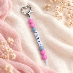 Różowo-szary brelok ZUZIA z zapięciem serce na jasnym lnie