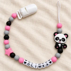 Panda i różowa gwiazdka — zawieszka do smoczka z przykładowym imieniem OLIWKA