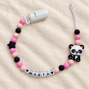Panda i czarna gwiazdka — róż — zawieszka do smoczka z przykładowym imieniem MARTA