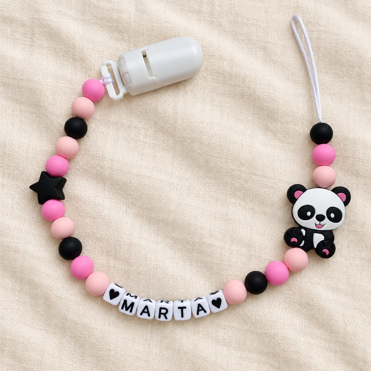 Panda i czarna gwiazdka — róż — zawieszka do smoczka z przykładowym imieniem MARTA