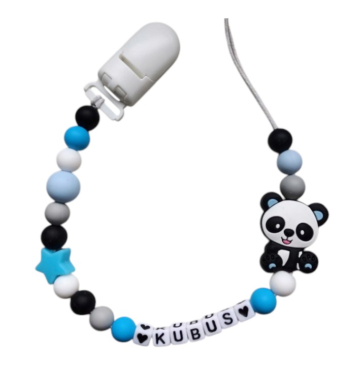 Panda — błękit, biel i szarość — zawieszka do smoczka z przykładowym imieniem KUBUS