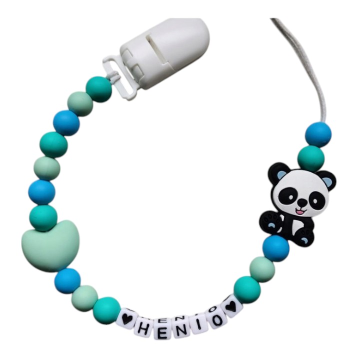 Panda i miętowe serce — zawieszka do smoczka z przykładowym imieniem HENIO
