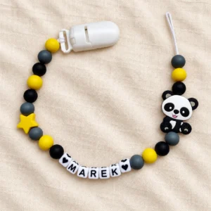 Panda i żółta gwiazdka — zawieszka do smoczka z przykładowym imieniem MAREK