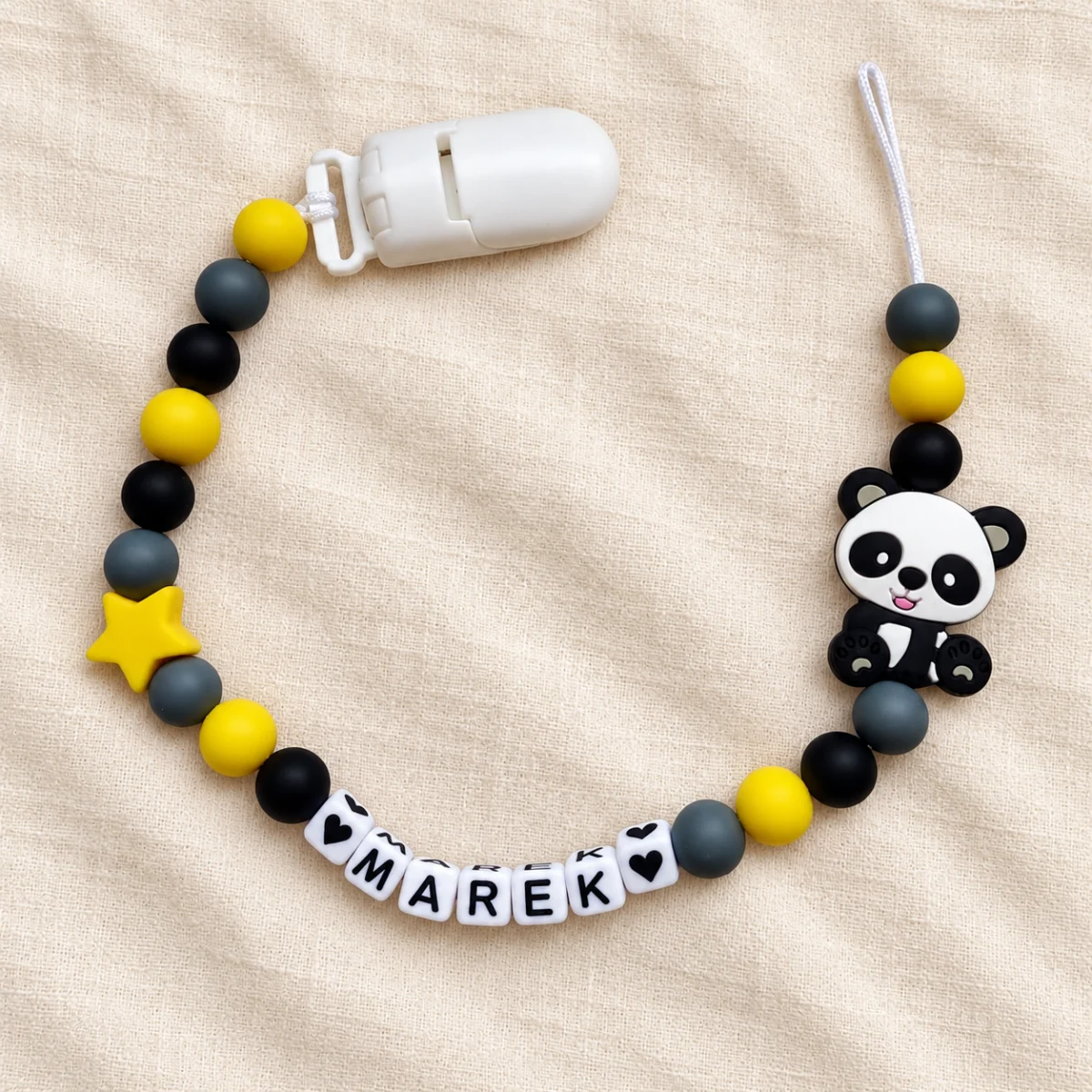 Panda i żółta gwiazdka — zawieszka do smoczka z przykładowym imieniem MAREK