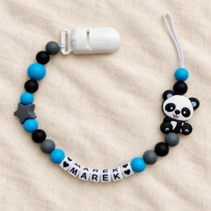 Panda — mocny błękit i czerń — zawieszka do smoczka z przykładowym imieniem MAREK