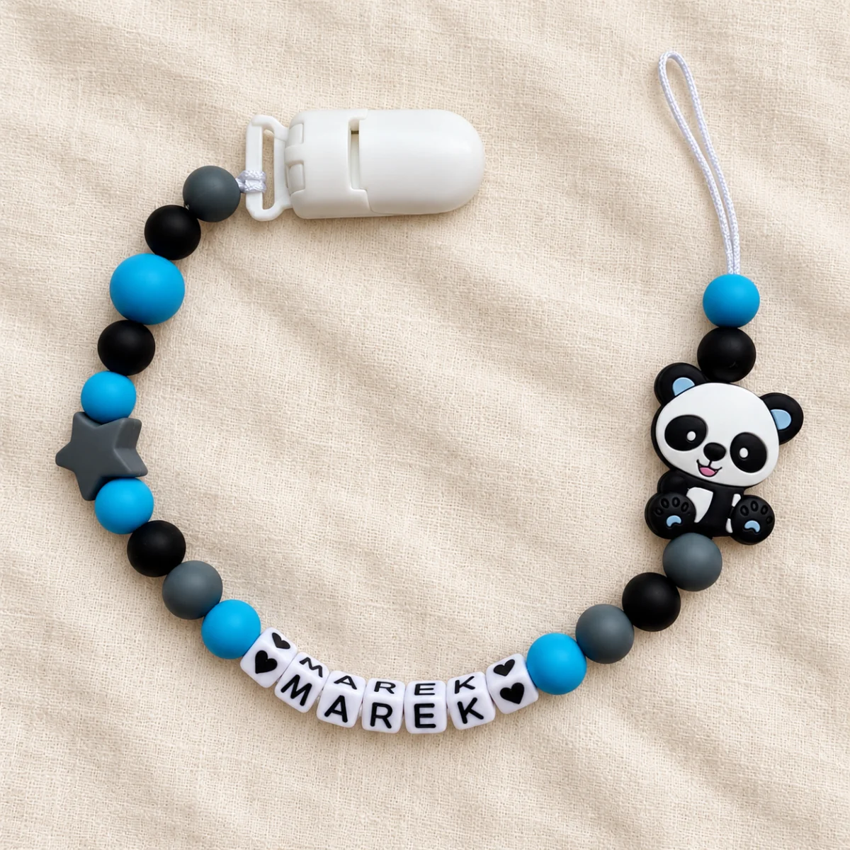 Panda — mocny błękit i czerń — zawieszka do smoczka z przykładowym imieniem MAREK