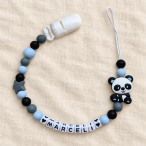 Panda — szara gwiazdka i pastelowy błękit — zawieszka do smoczka z przykładowym imieniem MARCELI