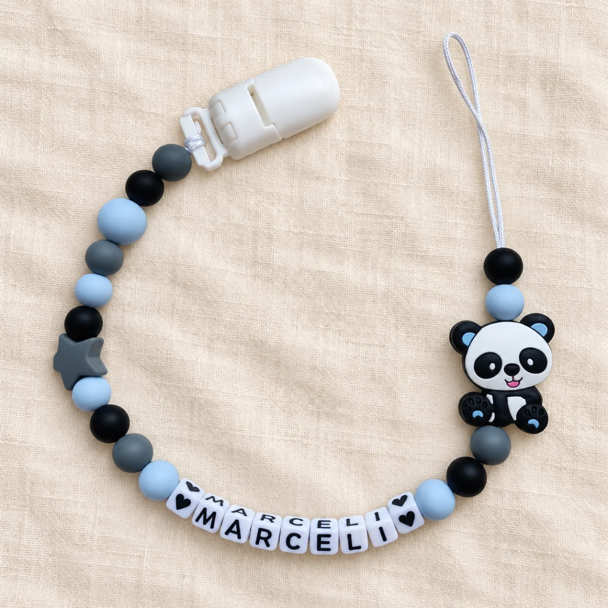 Panda — szara gwiazdka i pastelowy błękit — zawieszka do smoczka z przykładowym imieniem MARCELI