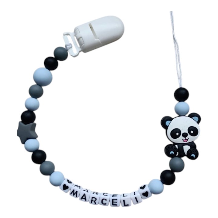 Panda — szara gwiazdka i pastelowy błękit — zawieszka do smoczka z przykładowym imieniem MARCELI