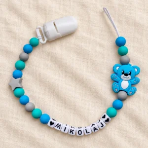 Niebieski miś — turkus i szarość — zawieszka do smoczka z przykładowym imieniem MIKOLAJ